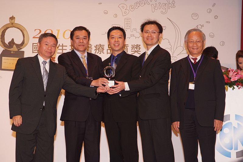 代表團隊與大會評鑑首長於典禮現場榮耀合影。